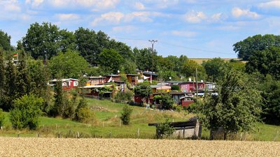 Idyllische Landschaft mit farbenfrohen Wohnwagen und Bäumen