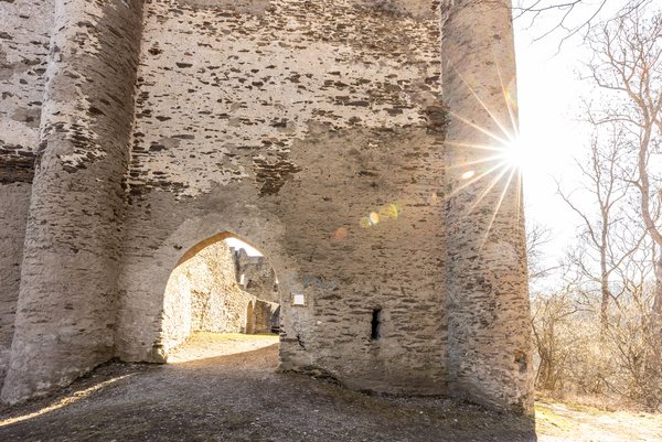 Historische Ruine mit Lichtstrahlen durch den Torbogen