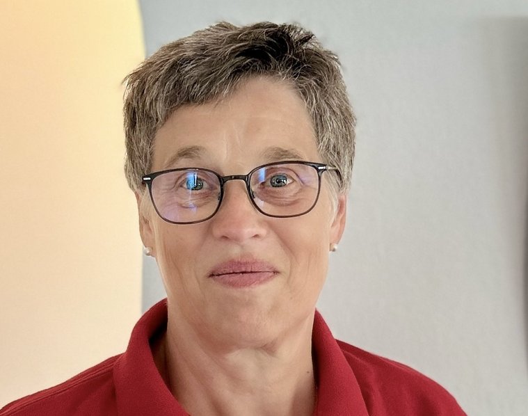 Wanderführerin in rotem Polo-Shirt mit Brille