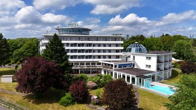 Ansicht eines stilvollen Hotels mit Garten und Pool