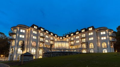 Architektonisches Design eines Hotels mit beleuchteten Fenstern