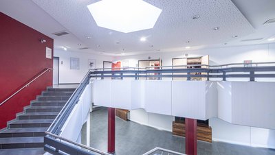 Offener Raum mit Treppe, Oberlicht und modernen designelementen.