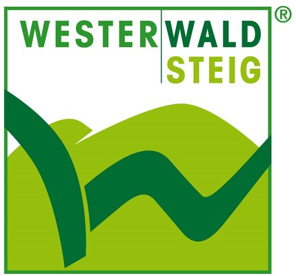 Logo des Westerwaldsteigs mit grünen Hügeln und Schrift