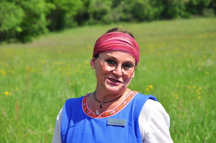 Wäller Tourenguide mit Kopftuch und blauer Weste in der Natur