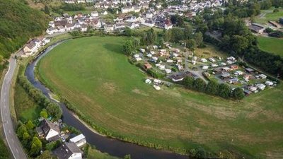 Panoramaansicht eines Dorfes mit Campingplatz und umliegender Natur