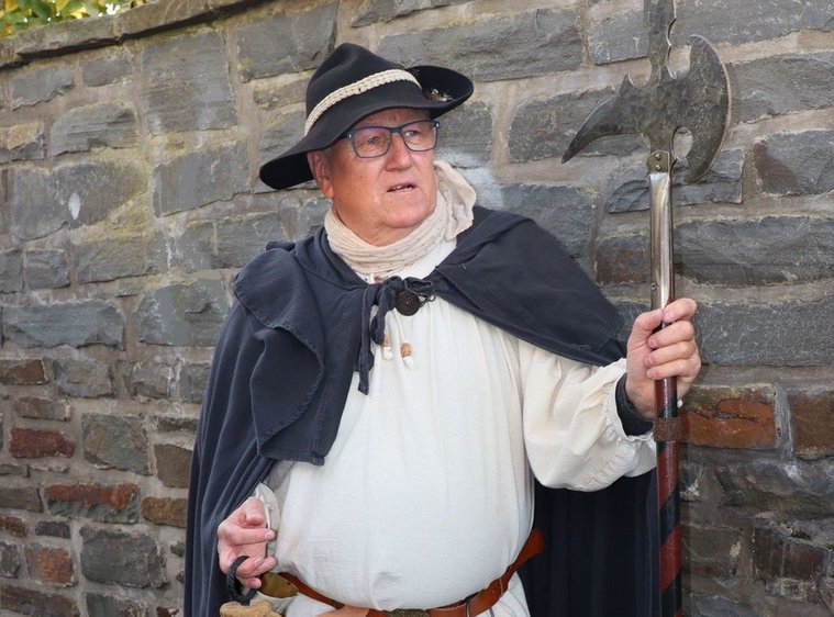 Wäller Tourenguide mit Laterne und Speer in historischer Gewandung