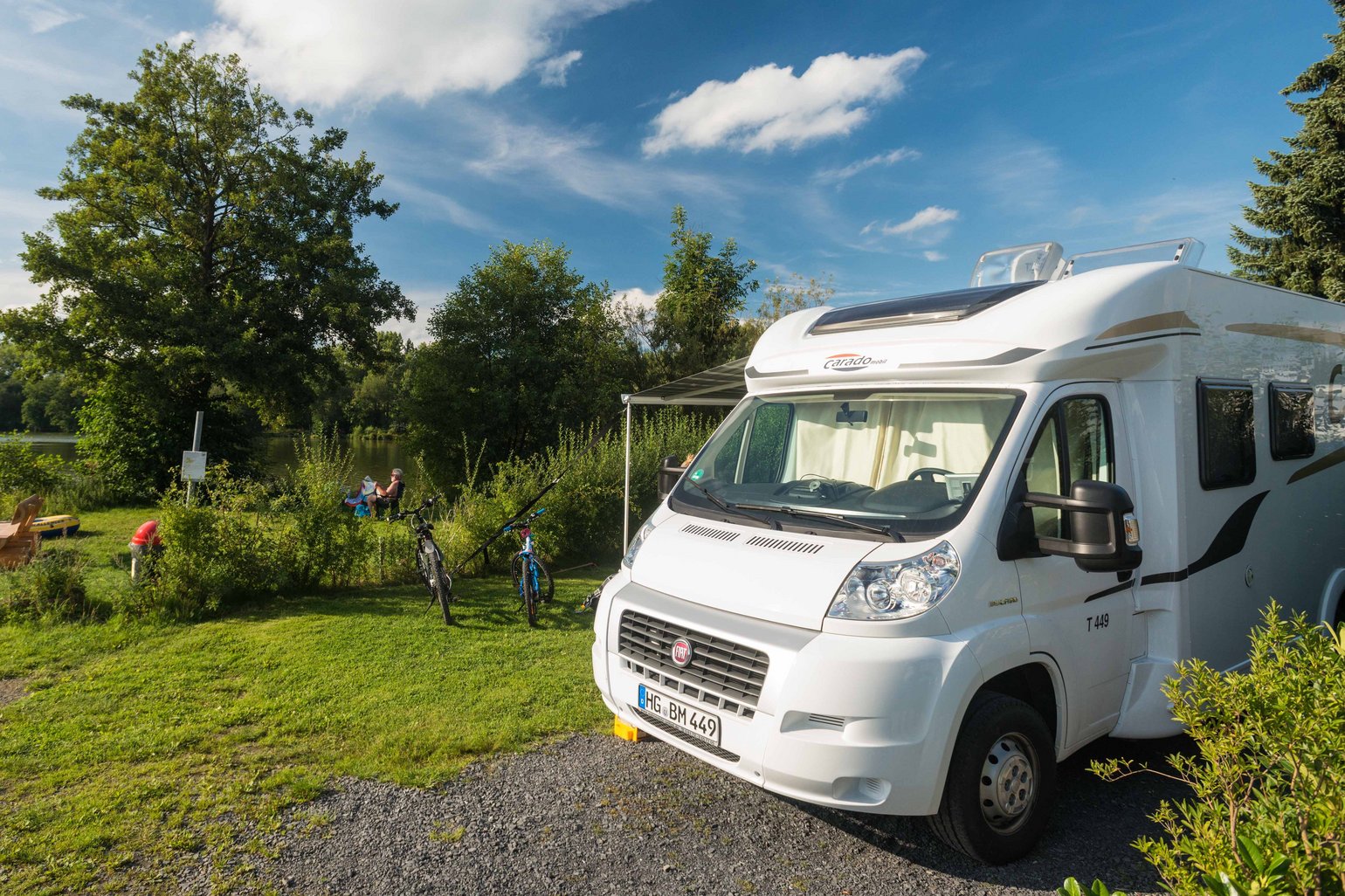 Gemütlicher Campingplatz am See mit Wohnmobil und Aktivitäten