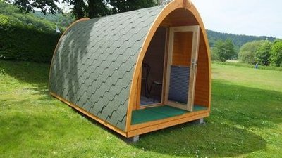 Gemütliche Holzhütte im Freien, ideal für Camping und Naturerlebnisse