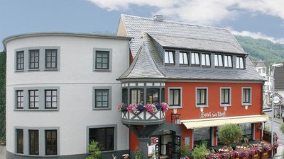 Einblick in das charmante Hotel Garni Roth mit Balkon und Blumen.