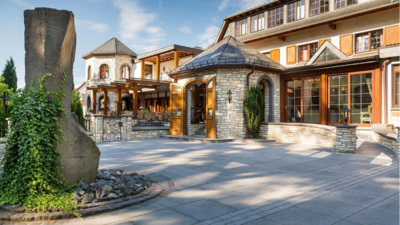 Schöne Fassade eines Hotels mit Steinstruktur und Terrasse