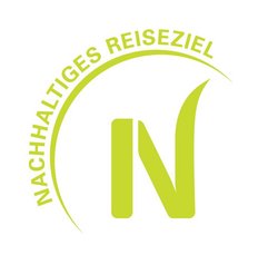 Logo für nachhaltiges Reiseziel mit grüner Schrift