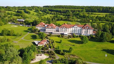 Schöne Landschaft mit einem Golfplatz und einem Hotel im Hintergrund