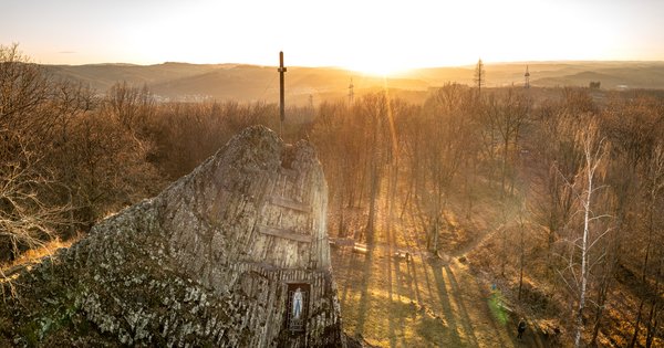 Alte Ruine mit Sonnenuntergang und Bäumen im Hintergrund