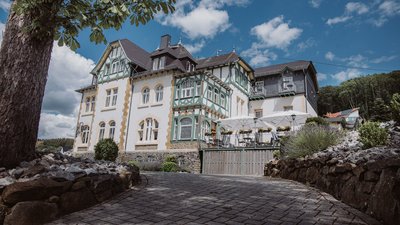 Charmantes Anwesen mit Garten und Wolken am Himmel