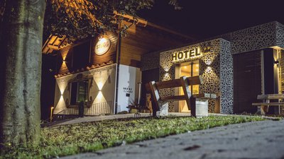 Abendliche Beleuchtung des Hotels und der Umgebung mit Sitzgelegenheiten