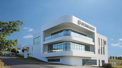 Außenansicht der Bernhard Unternehmenszentrale mit klarem Himmel