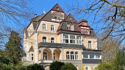Schönes Anwesen mit buntem Dach und einem klaren blauen Himmel