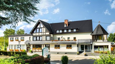 Ein Blick auf ein charmantes Hotel mit Blumenschmuck und schöner Architektur