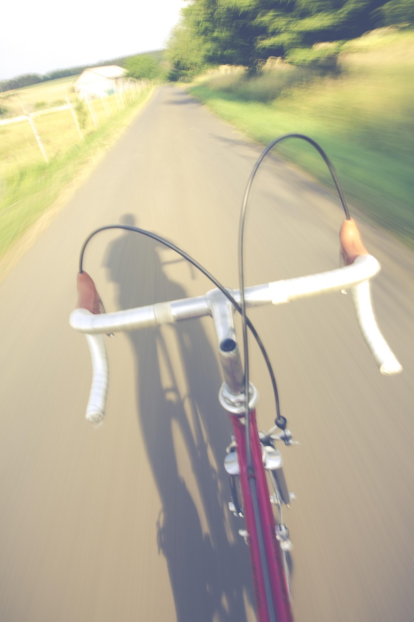 Perspektive eines Radfahrers auf einer ruhigen Straße