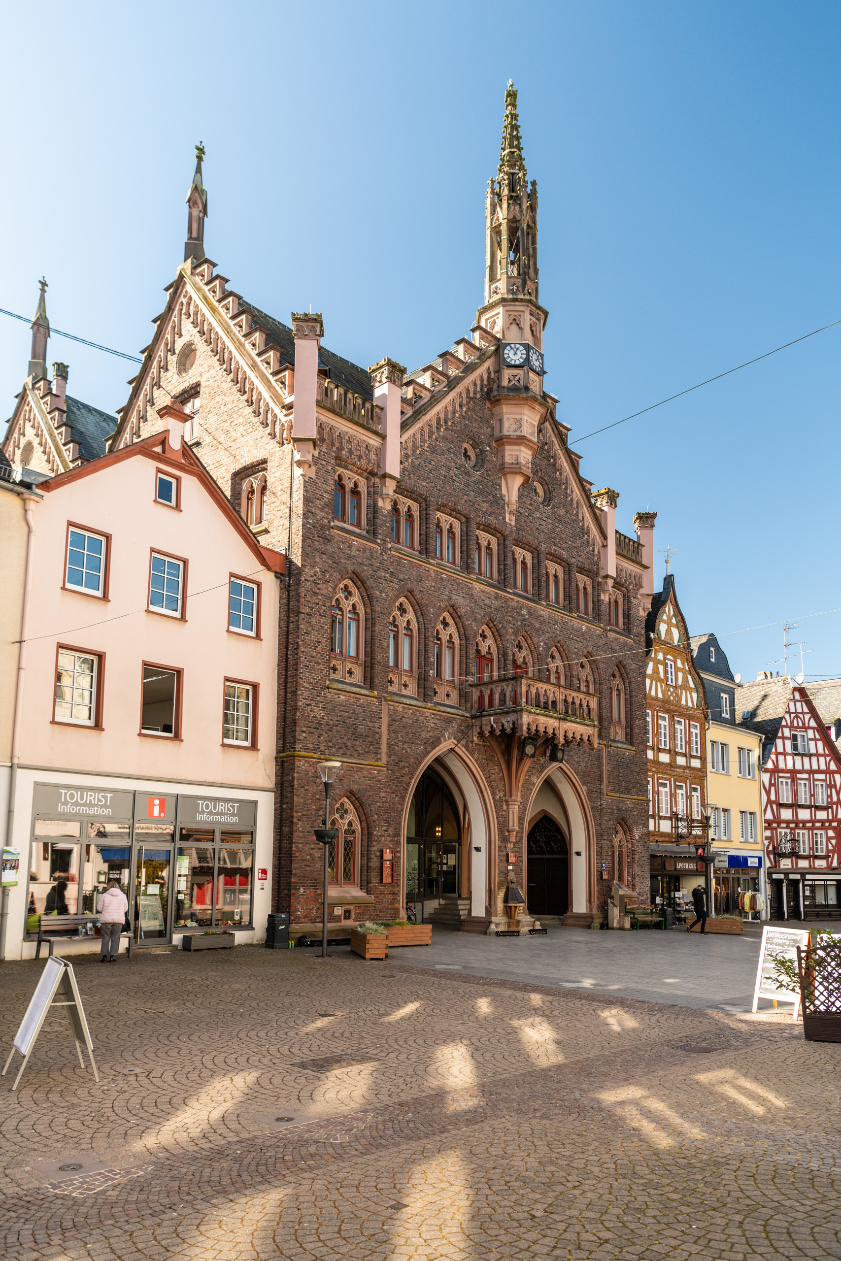 Fassade eines alten Gebäudes mit Türmchen und Marktbereich