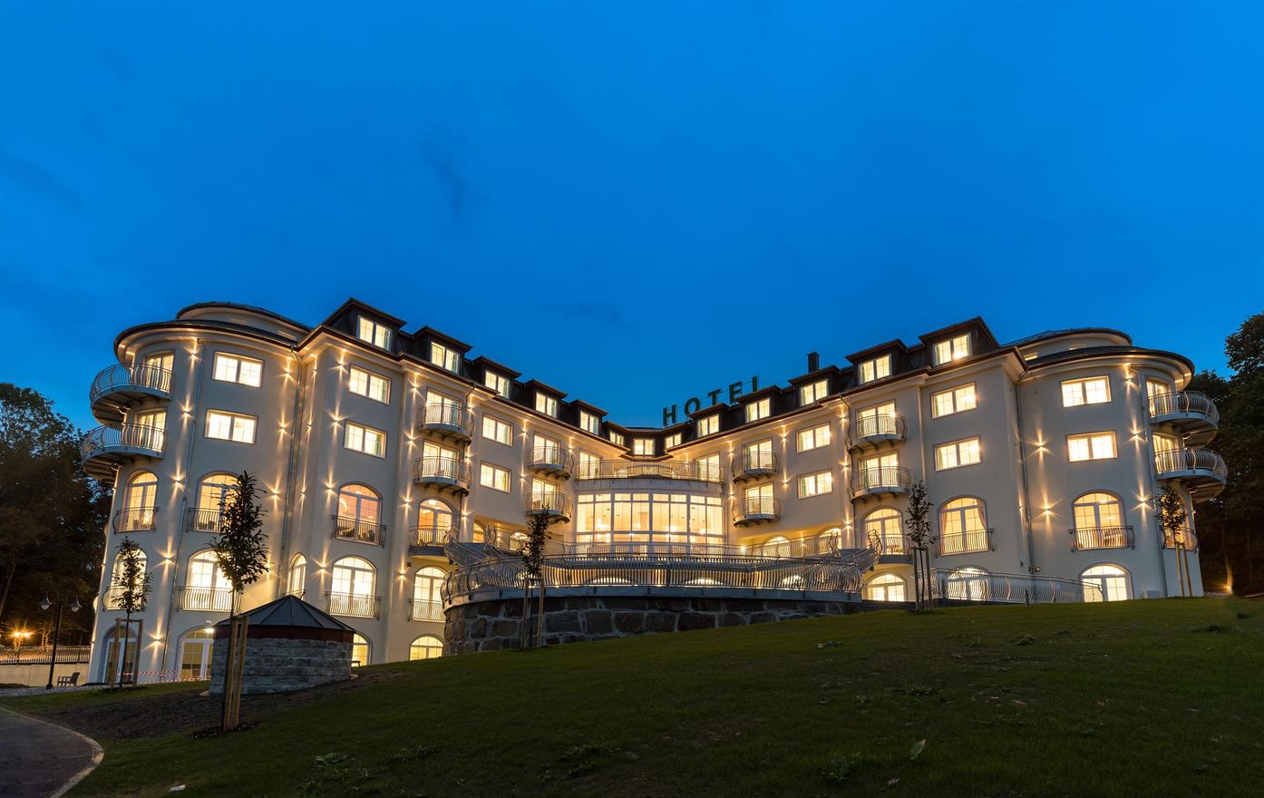 Architektonisches Design eines Hotels mit beleuchteten Fenstern