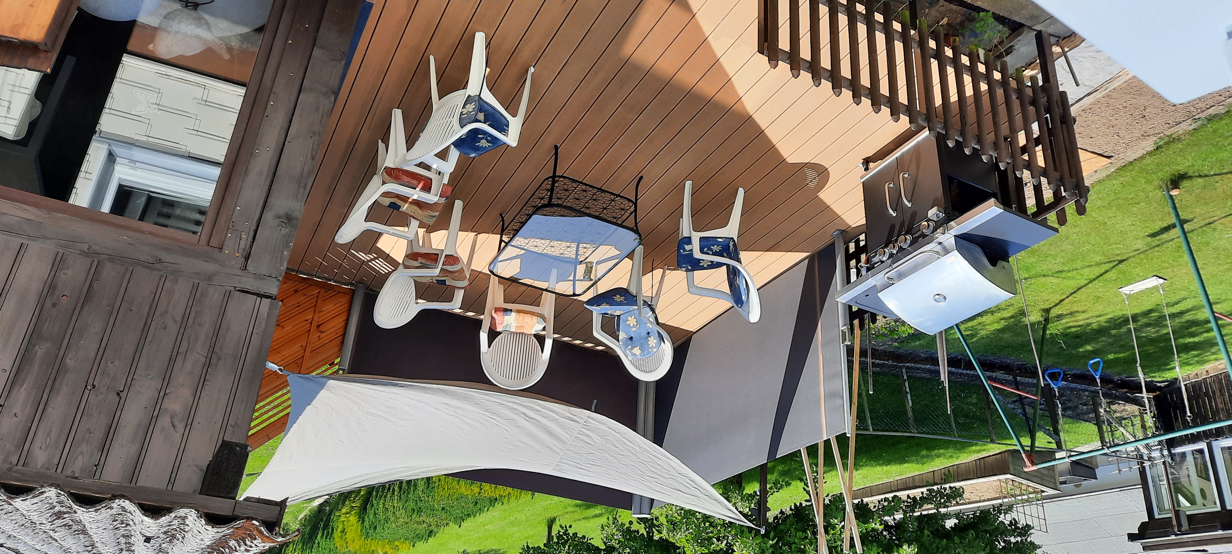 Terrasse mit Gartenmöbeln, Sonnensegel und Grill im Freien
