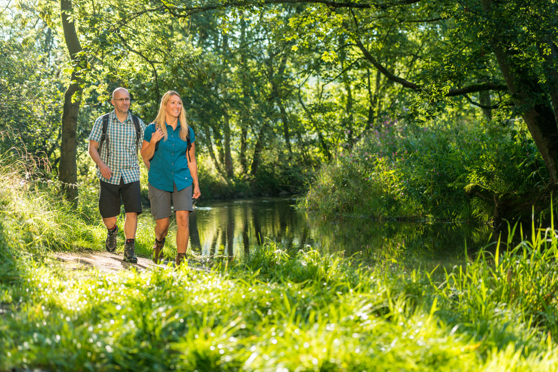 Aktivurlauber genießen eine Wanderung in grüner Umgebung