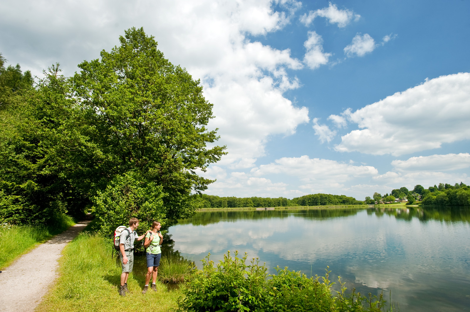 Zwei Personen genießen die Natur an einem ruhigen See