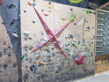Kletterwand mit verschiedenen Schwierigkeitsstufen