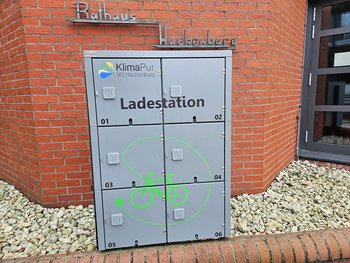 E-Bike Ladestation vor der VG Hachenburg